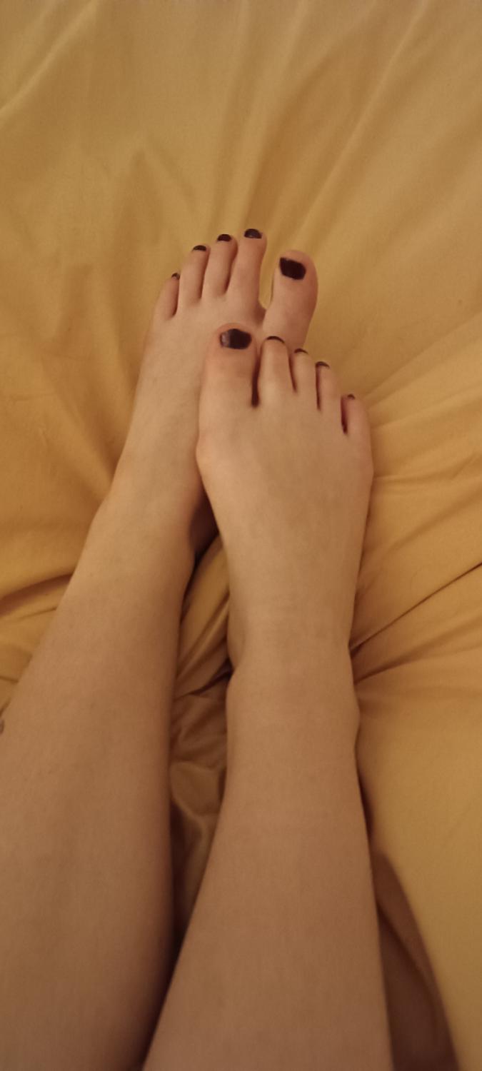 Leonora_feetworship's media