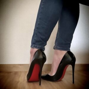 Womeninheels's avatar